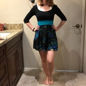 Black scoop-neck floral dress /w blue detail